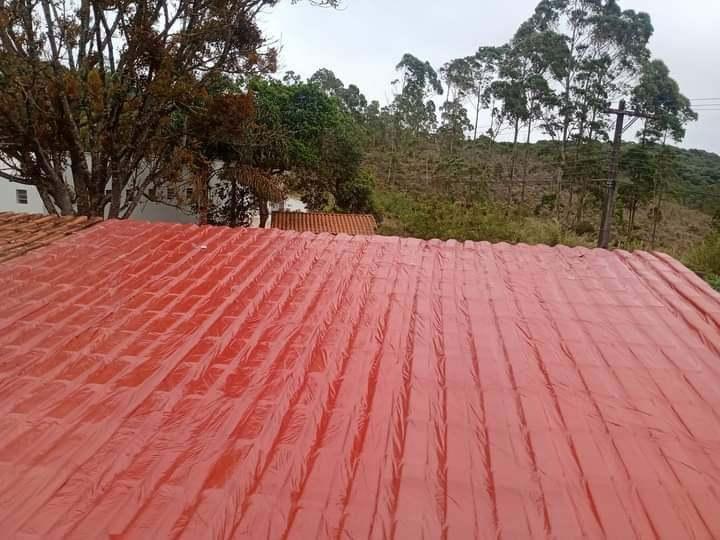 Impermeabilização e isolamento térmico, para telhados e coberturas expostas.