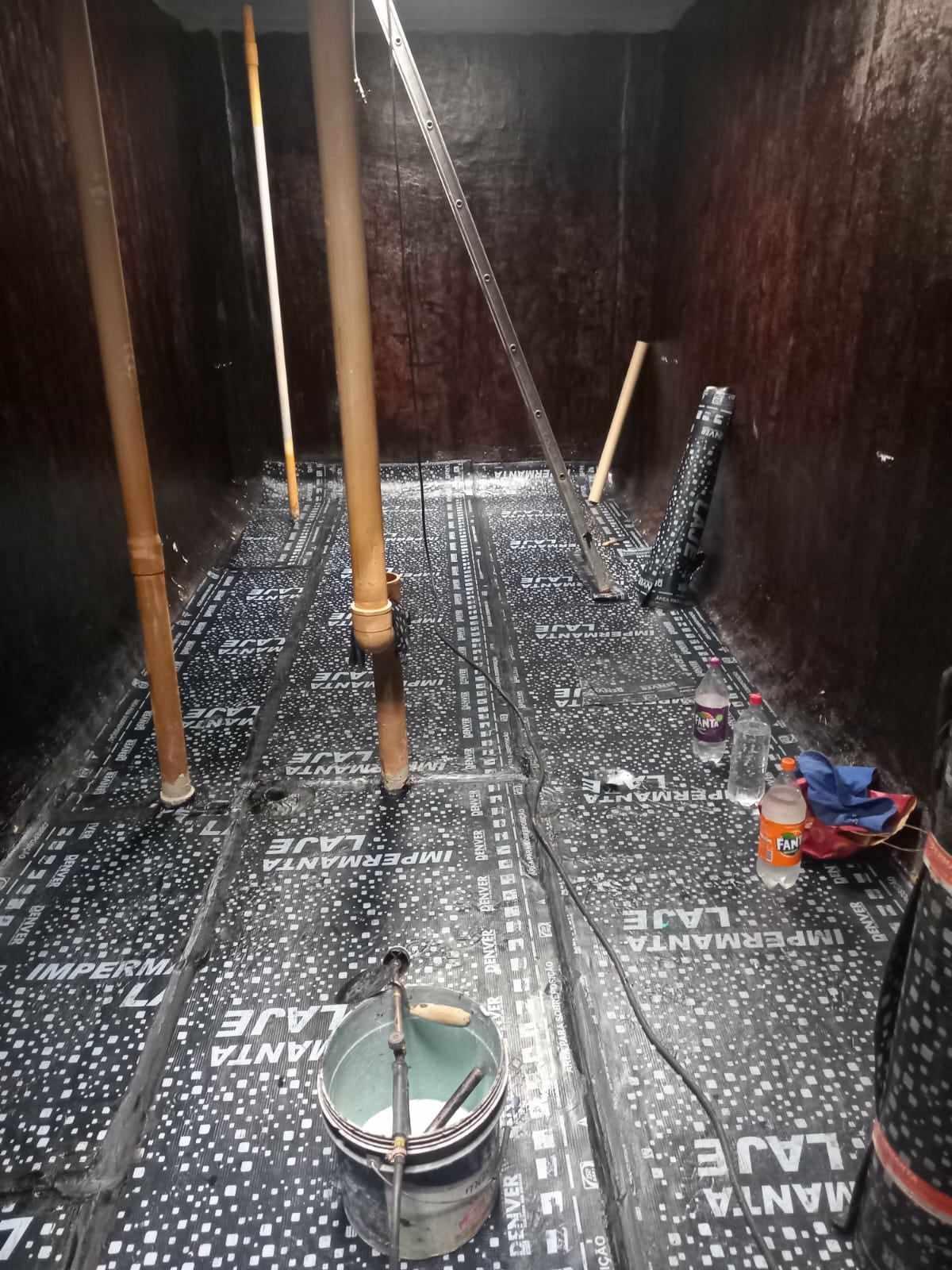 Impermeabilização de caixas d'água e reservatórios, com manta asfáltica e argamassa polimérica.