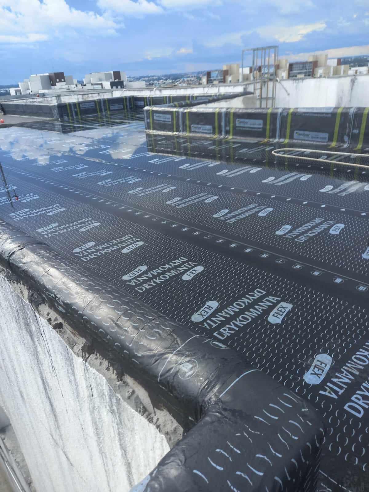 Impermeabilização de laje com manta asfáltica.