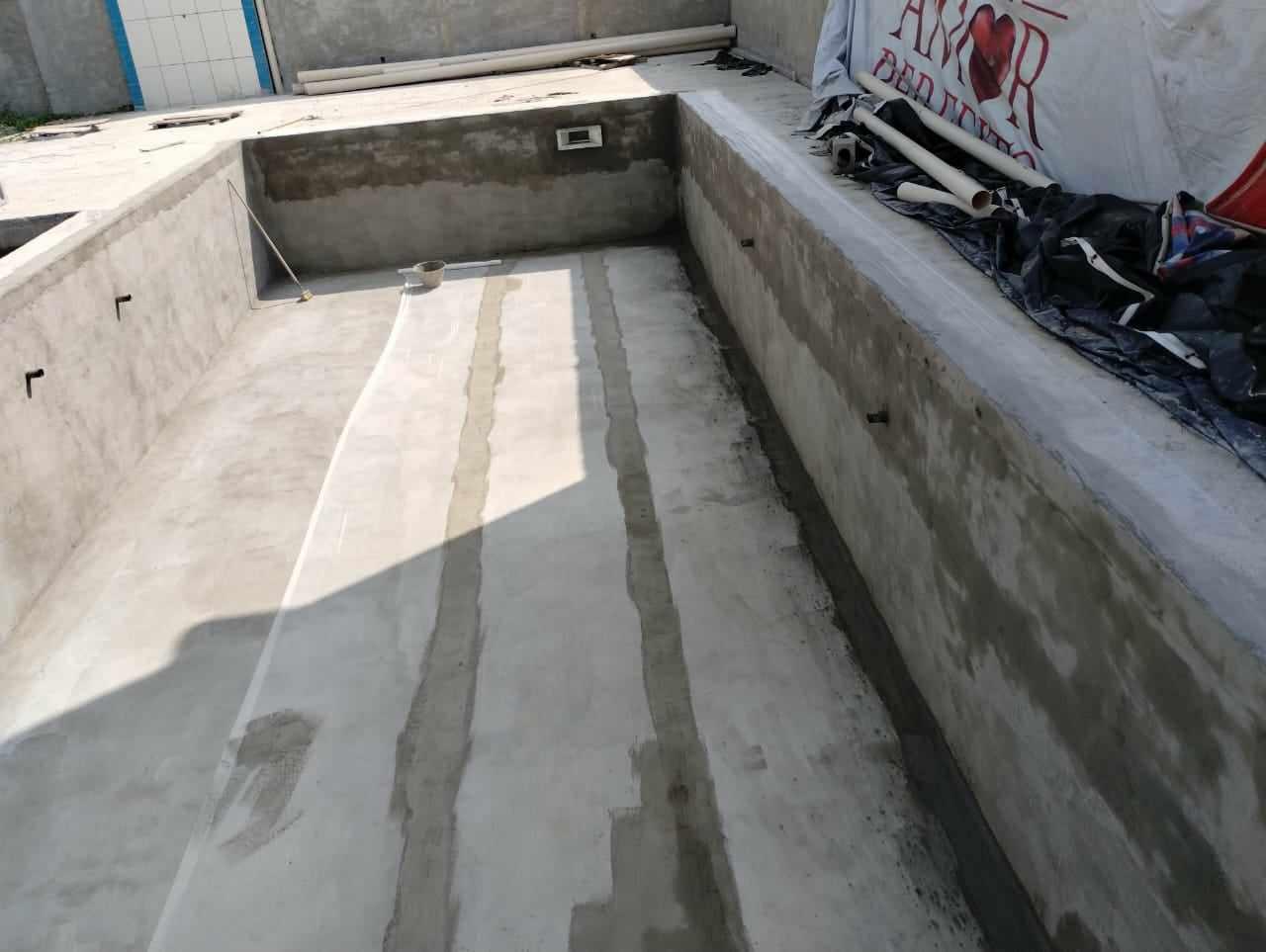 Impermeabilização de piscina, com argamassa polimérica e tele de poliéster.