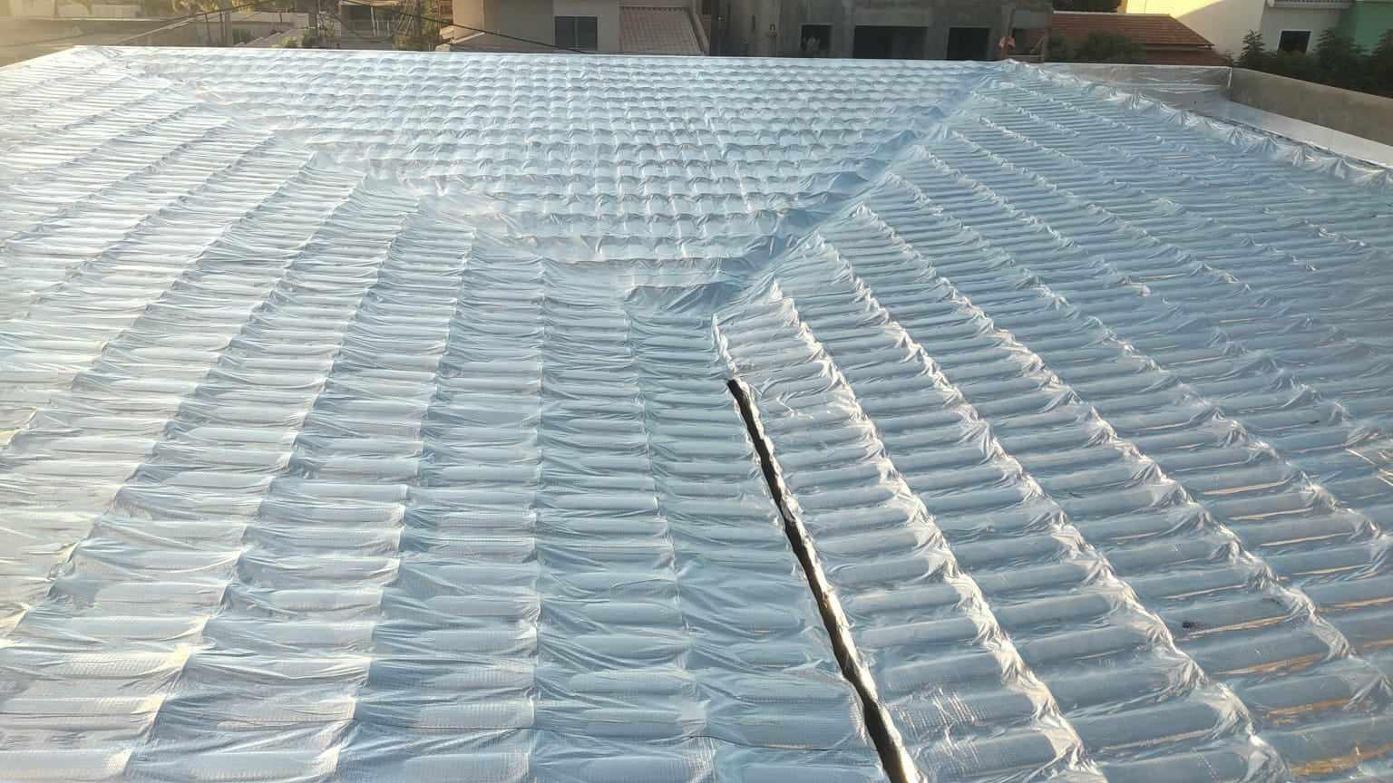 Impermeabilização e isolamento térmico, para telhados e coberturas, com manta asfáltica aluminada.