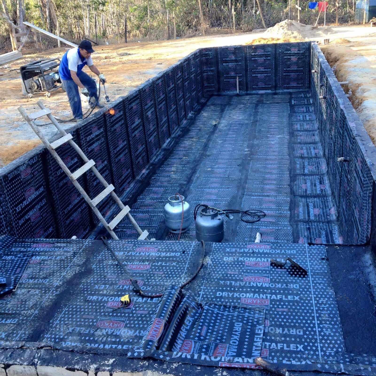 Impermeabilização de piscina com manta asfáltica.