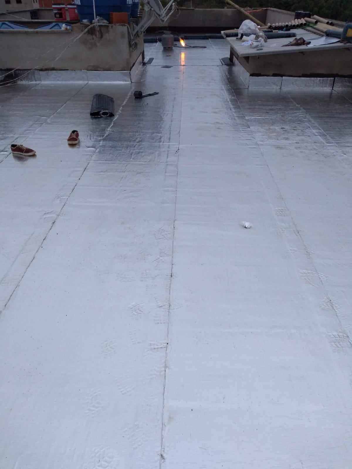 Impermeabilização de laje exposta com manta aluminada.