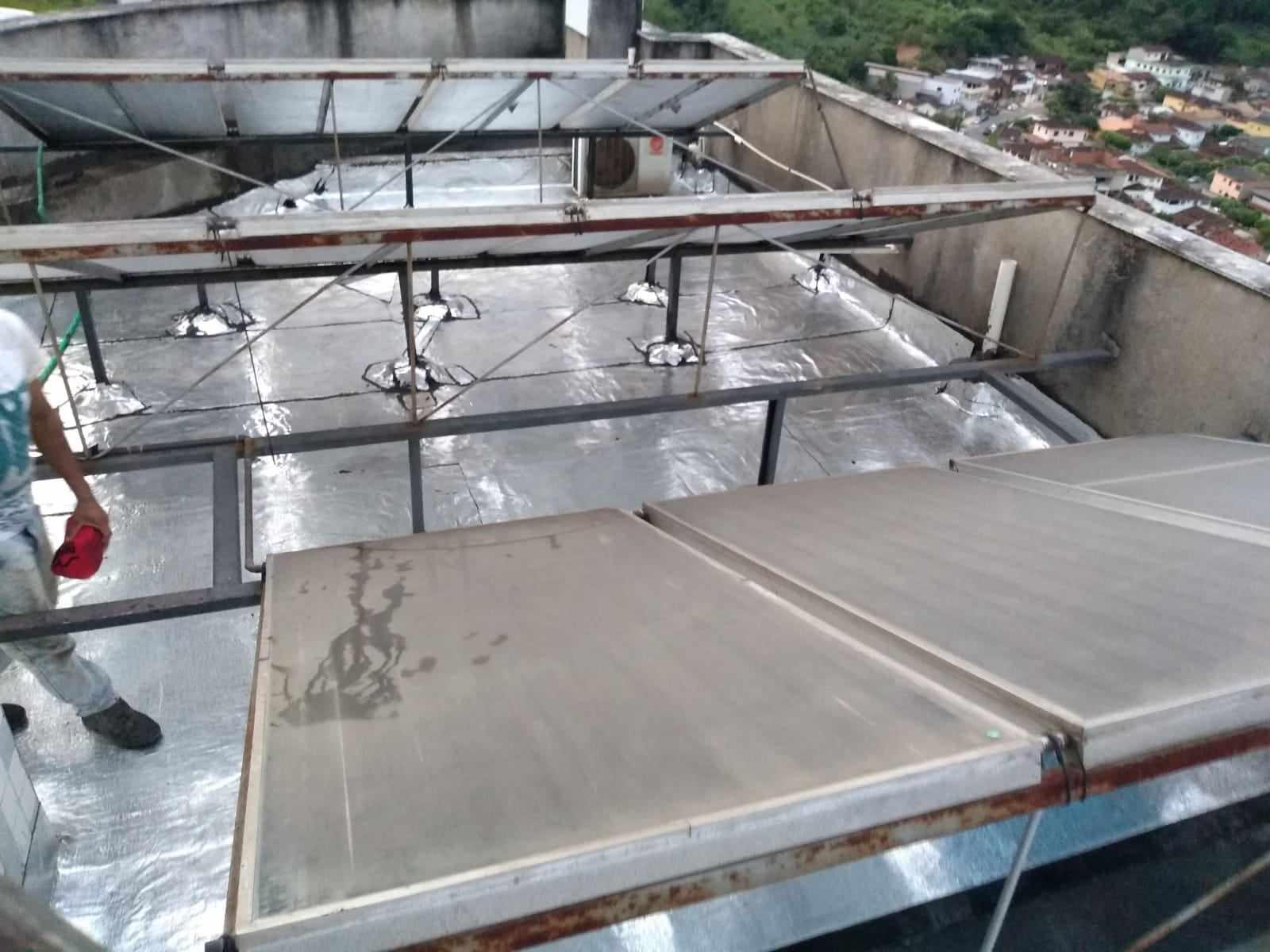 Impermeabilização e isolamento térmico, para telhados e coberturas expostas.