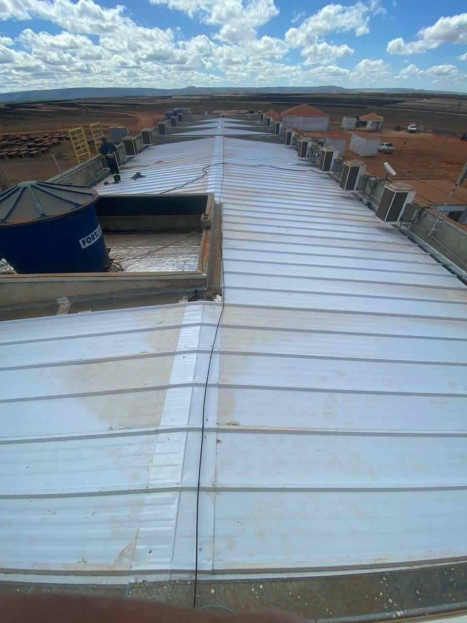 Impermeabilização e isolamento térmico, para telhados e coberturas expostas.