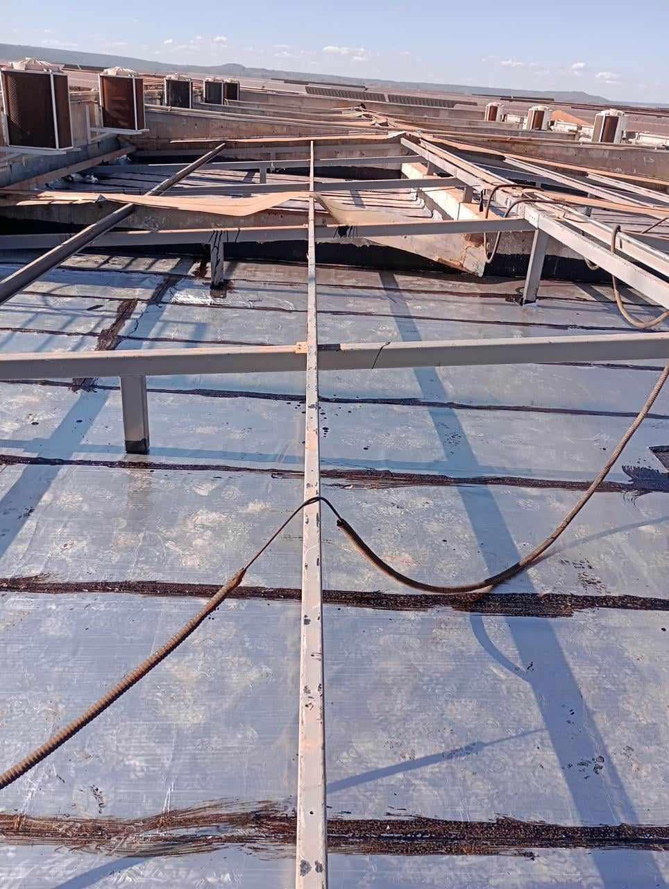 Impermeabilização e isolamento térmico, para telhados e coberturas expostas.