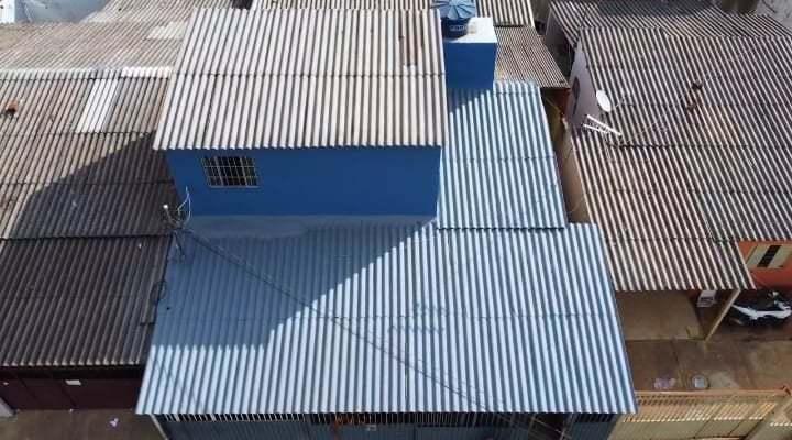 Impermeabilização e isolamento térmico, para telhados e coberturas expostas.