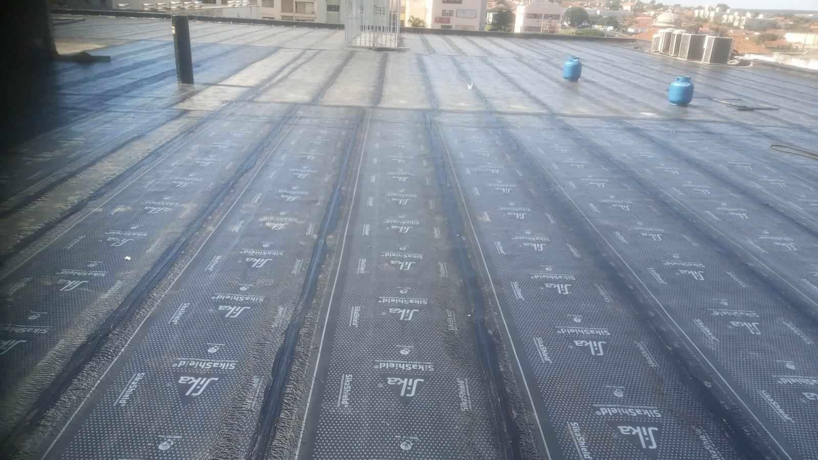 Impermeabilização de lajes, telhados e coberturas expostas, com manta asfáltica.