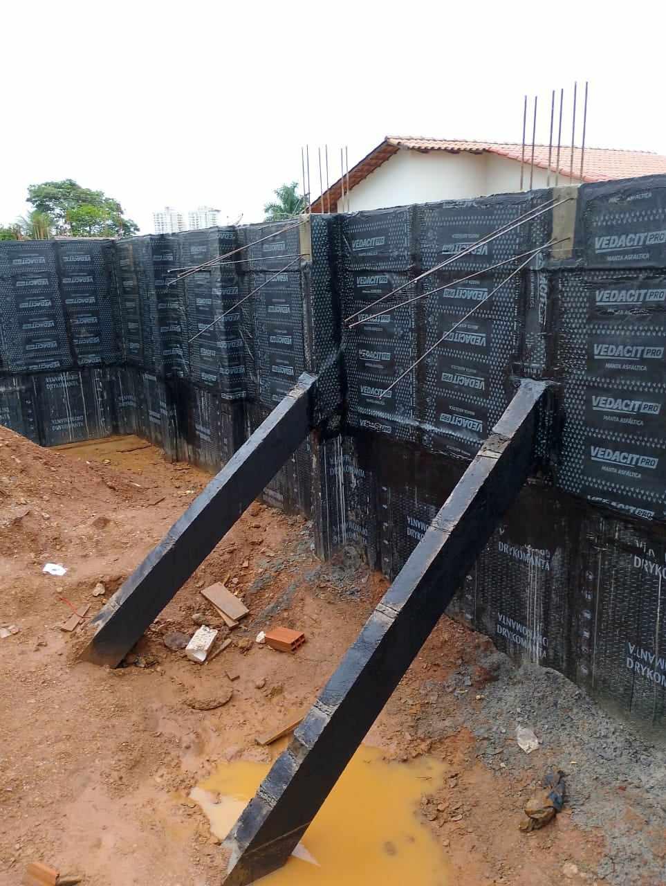 Impermeabilização de muro de arrimo, baldrames, alicerce e paredes, manta asfáltica, argamassa polimérica e manta liquida.