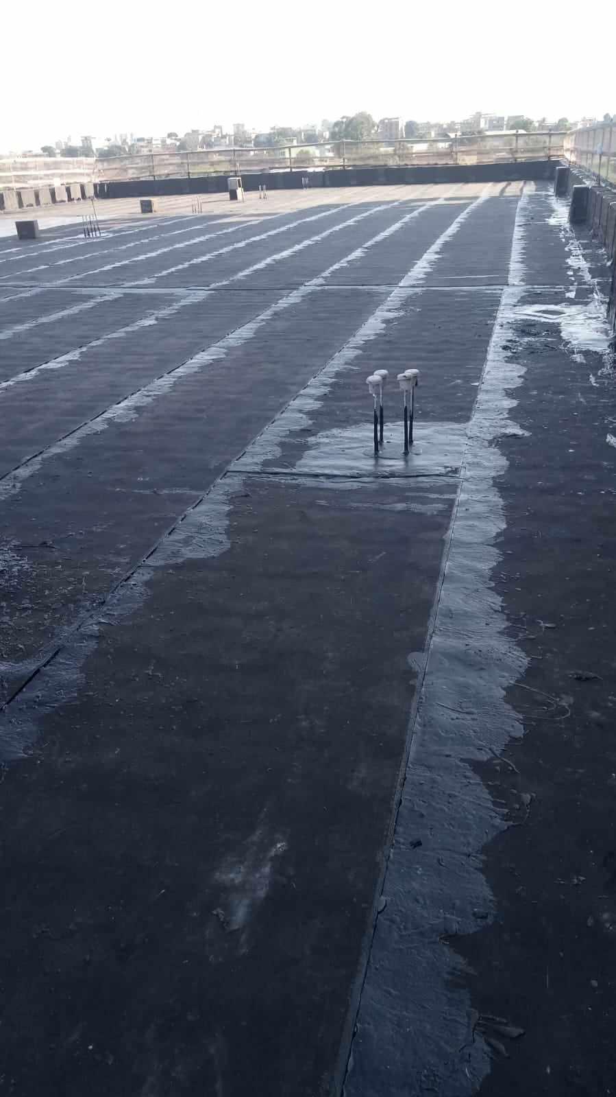 Impermeabilização de laje com manta e asfalto quente.