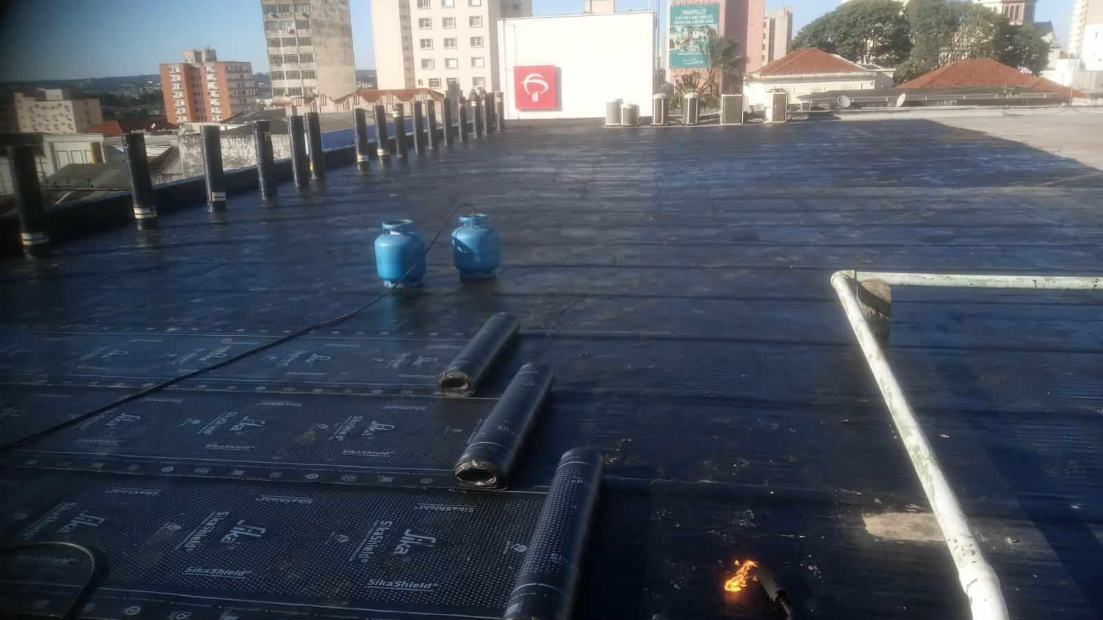 Impermeabilização de lajes e coberturas com manta asfáltica.