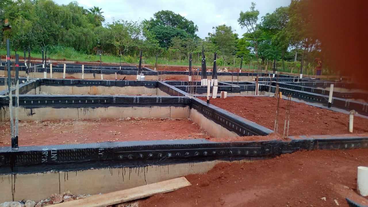 Impermeabilização de baldrame e muro de arrimo com manta asfáltica.