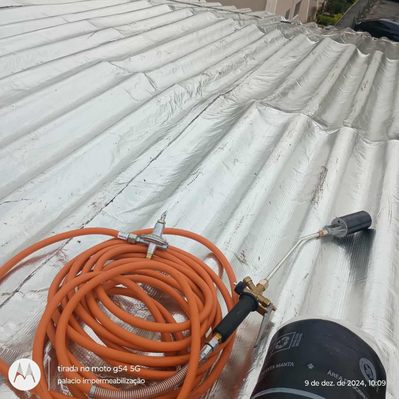 Impermeabilização e isolamento térmico, para telhados e coberturas com manta asfáltica aluminada.