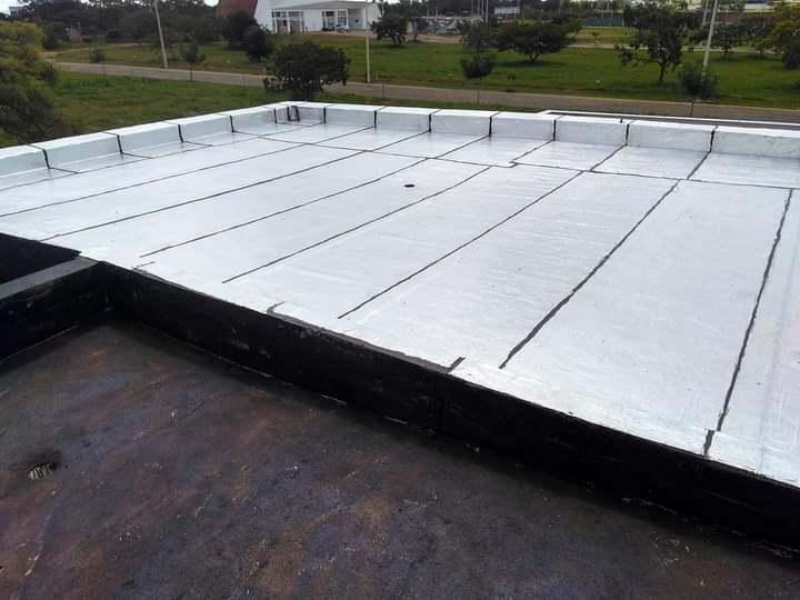 Impermeabilização de lajes e coberturas expostas com manta asfáltica aluminada.