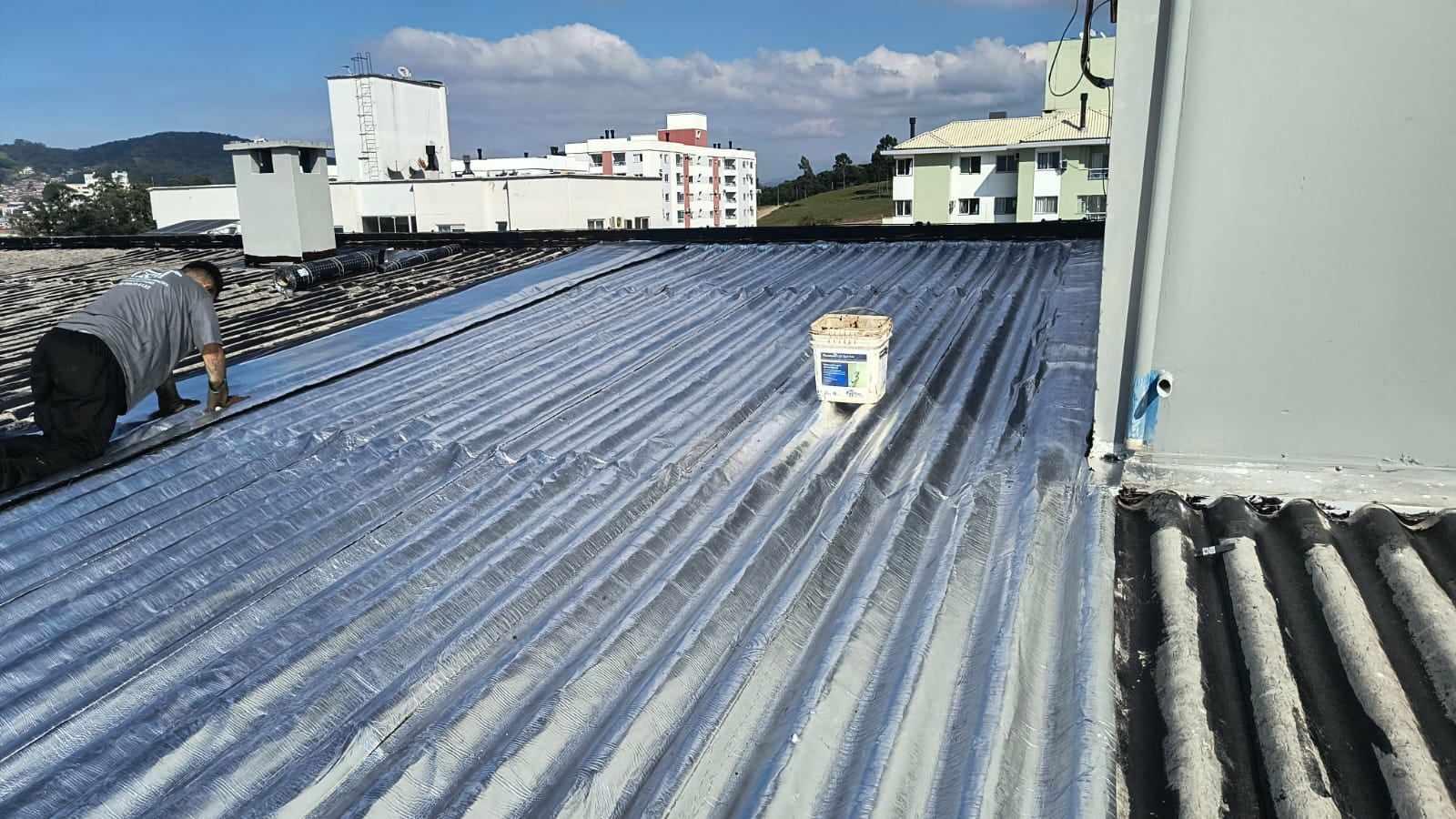 Impermeabilização de telhados e coberturas com manta asfáltica aluminada