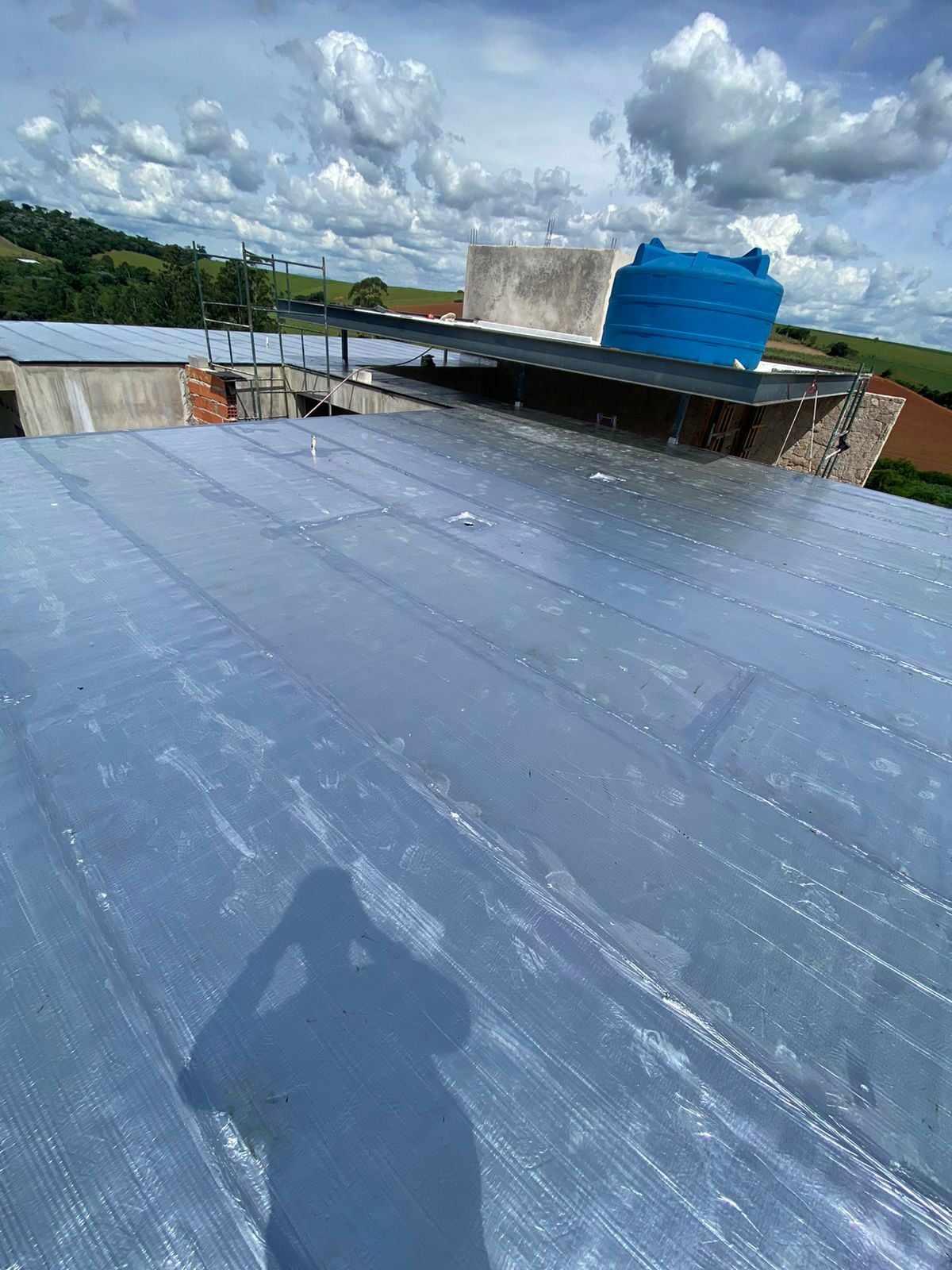 Impermeabilização de lajes, telhados e coberturas expostas, com manta asfáltica.