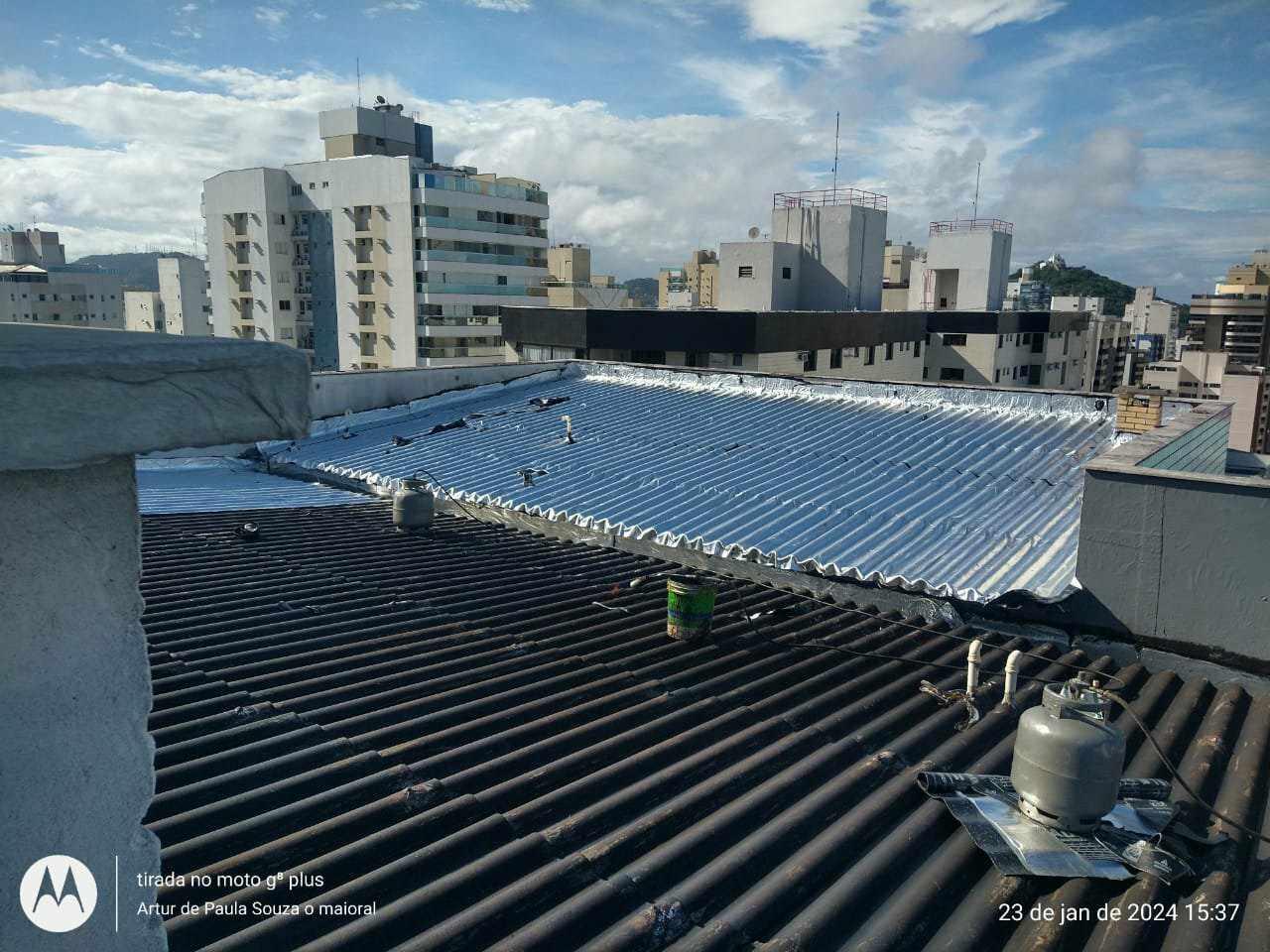 Impermeabilização e isolamento térmico, para telhados e coberturas expostas.