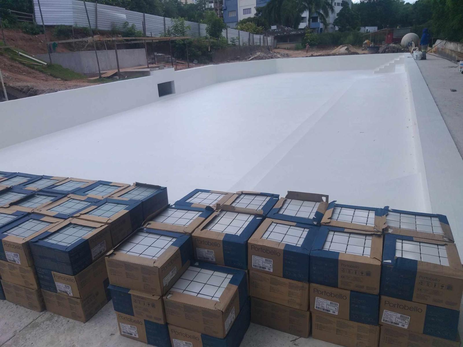 Impermeabilização de piscina, com borracha liquida e tela de poliéster.