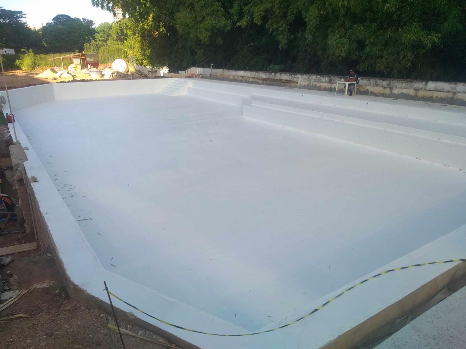 Impermeabilização de piscinas com borracha liquida e tela de poliéster.