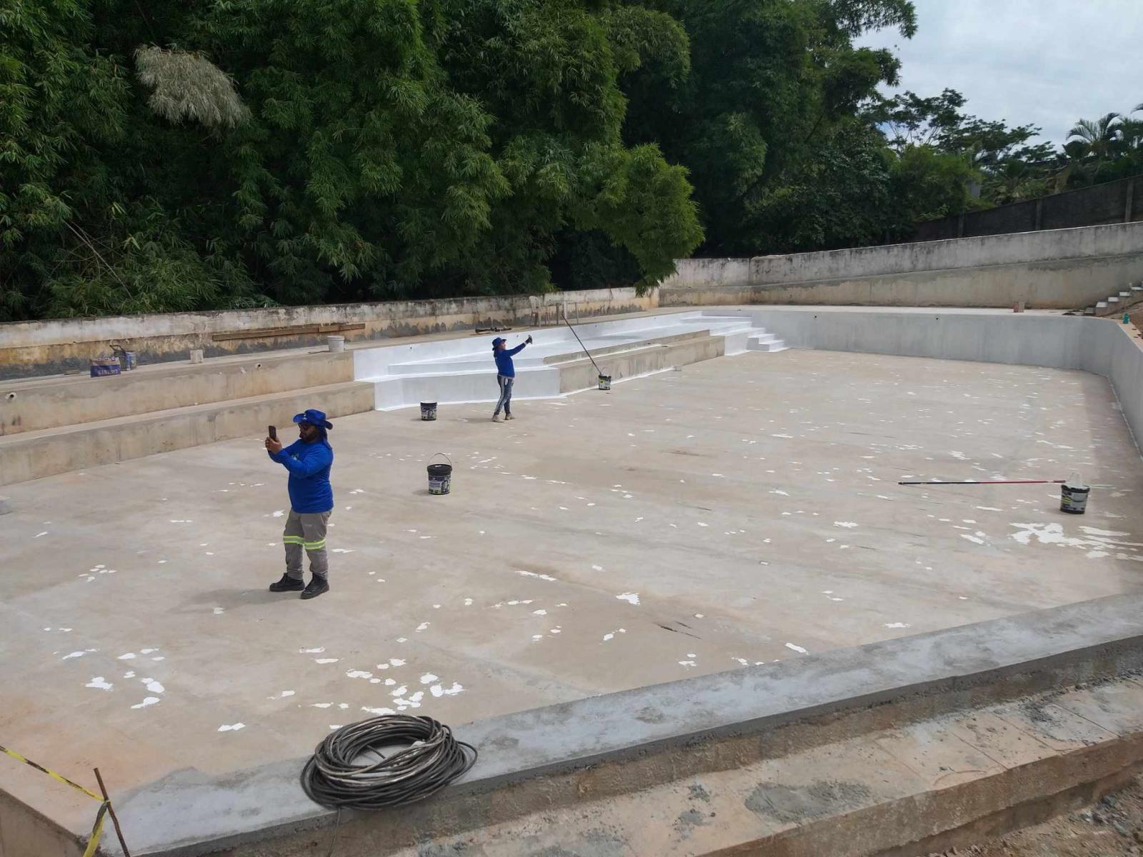 Impermeabilização de piscinas com borracha liquida e tela de poliéster.