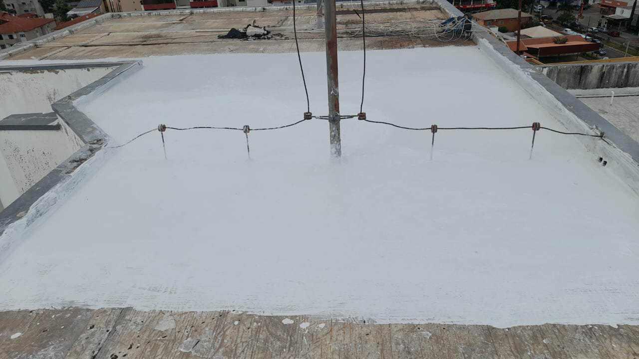Impermeabilização e isolamento térmico, para telhados e coberturas expostas.