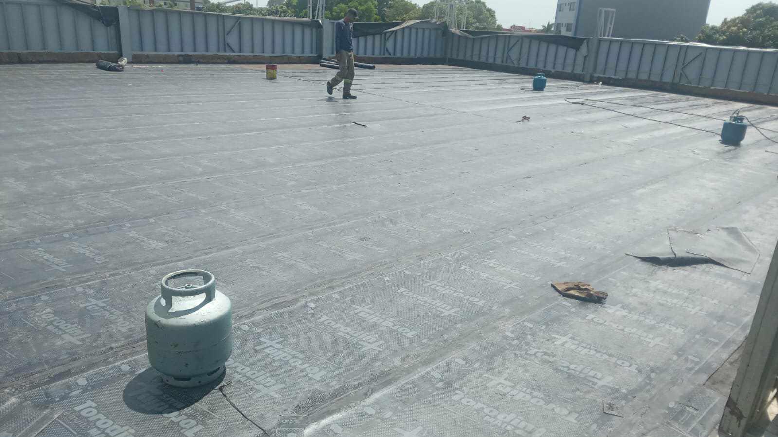 Impermeabilização de lajes e coberturas expostas com manta asfáltica.
