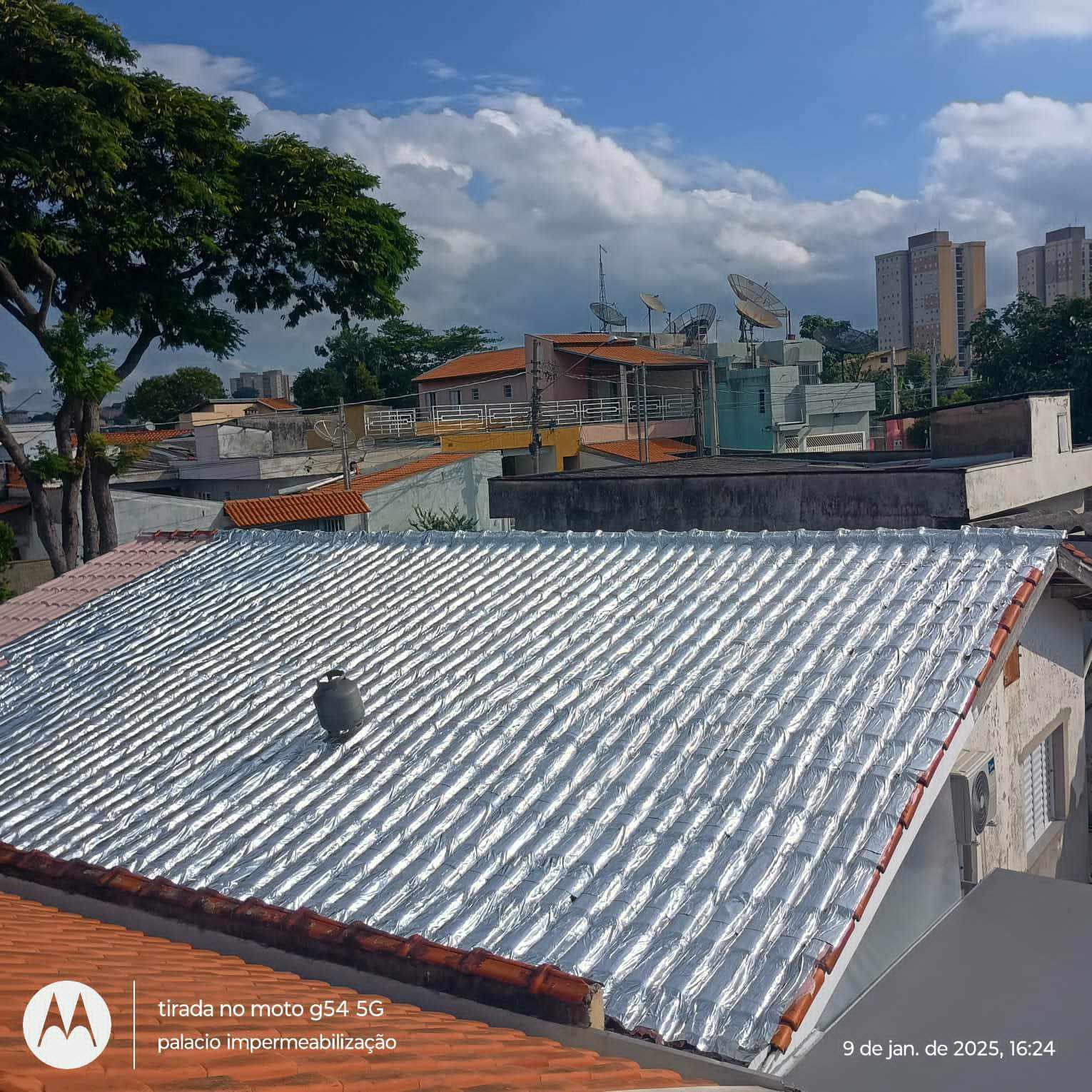 Impermeabilização e isolamento térmico, para telhados e coberturas expostas.