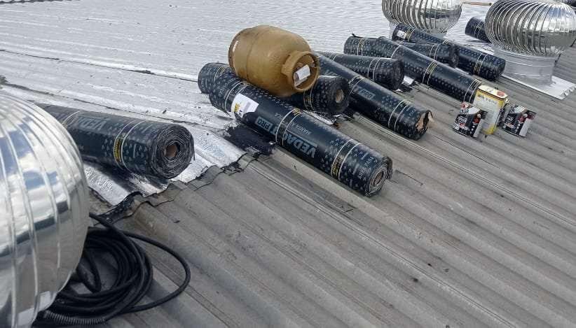 Impermeabilização de telhados e coberturas com manta asfáltica aluminada.