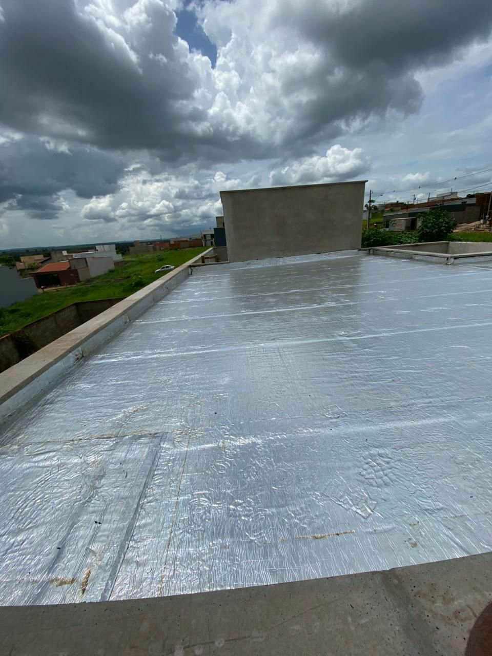 Impermeabilização e isolamento térmico de laje exposta, manta asfáltica aluminada.