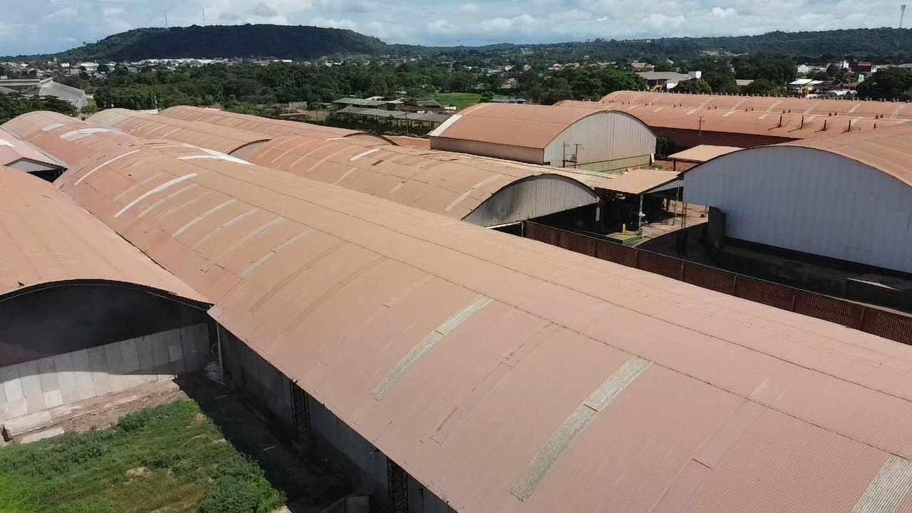 Impermeabilização e isolamento térmico, para telhados e coberturas expostas.