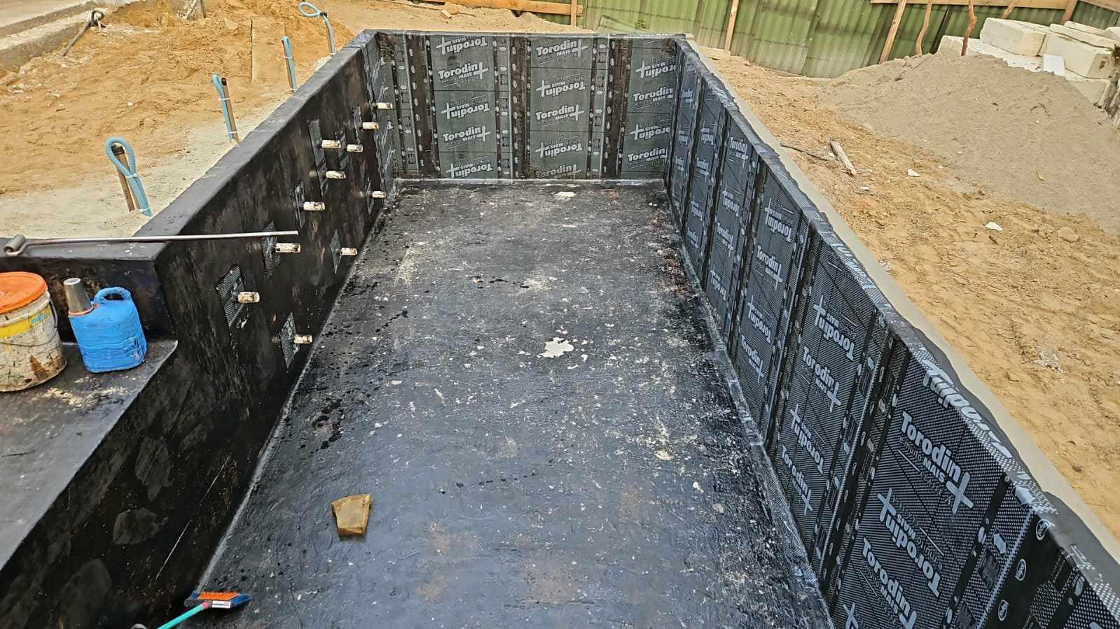 Impermeabilização de piscina com manta asfáltica.