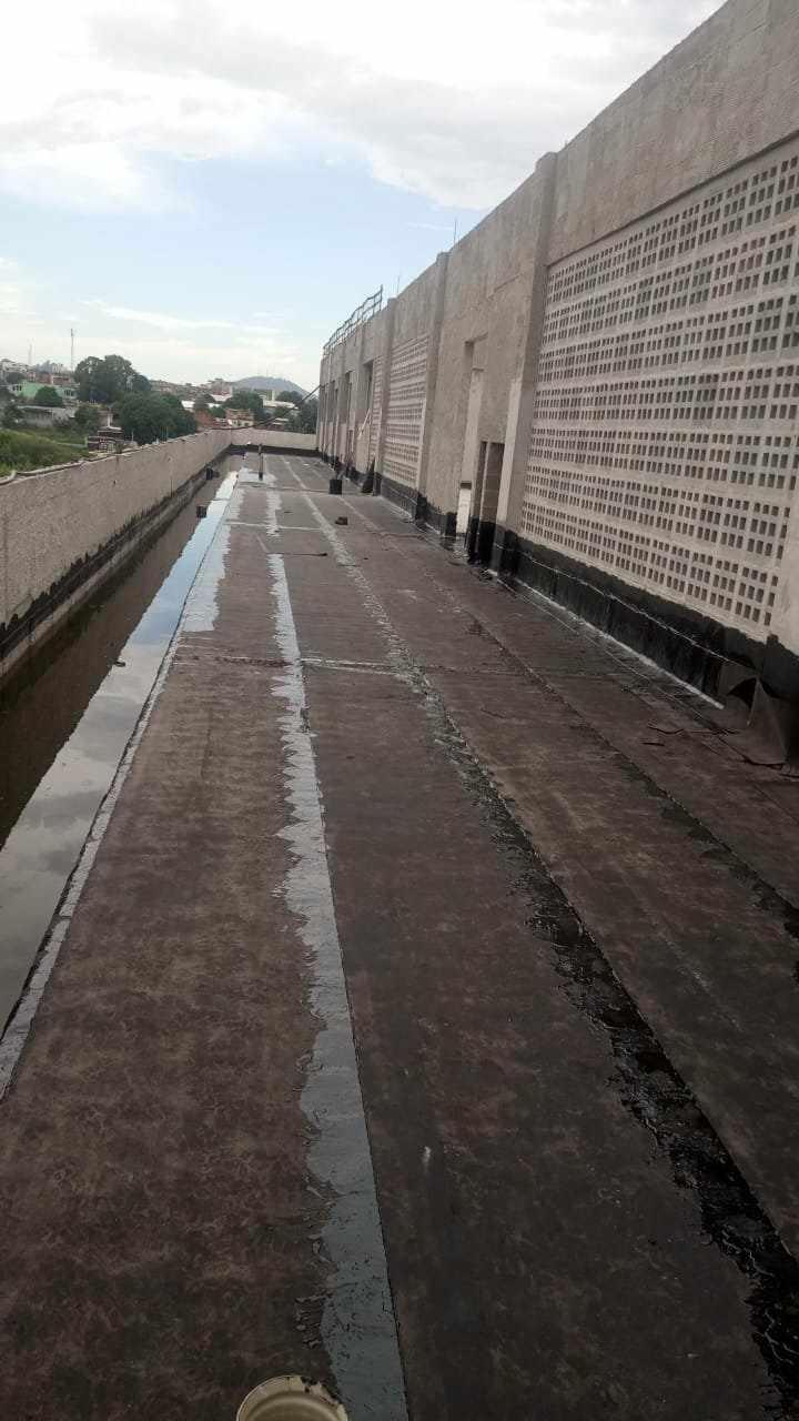 Impermeabilização de lajes  com manta asfáltica e asfalto quente.