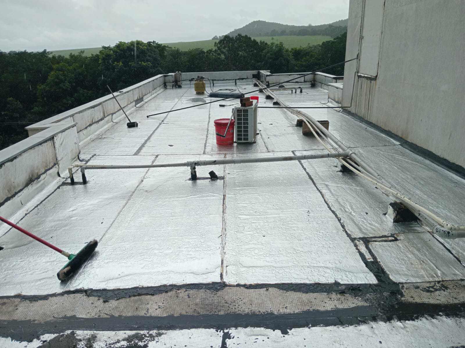 Impermeabilização e isolamento térmico, para telhados e coberturas expostas com manta asfáltica aluminada e borracha liquida térmica.