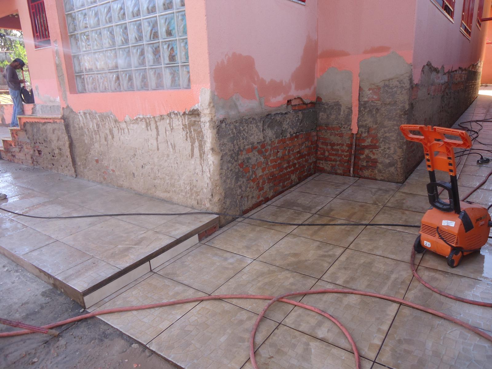 Impermeabilização e tratamento de umidade, argamassa polimérica e resina acrílica.