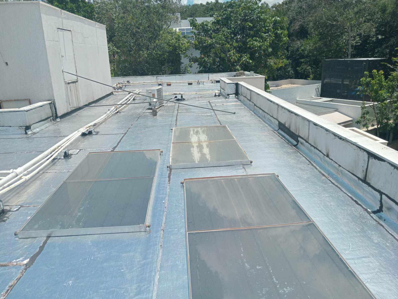 Impermeabilização de lajes expostas com manta asfáltica aluminada.