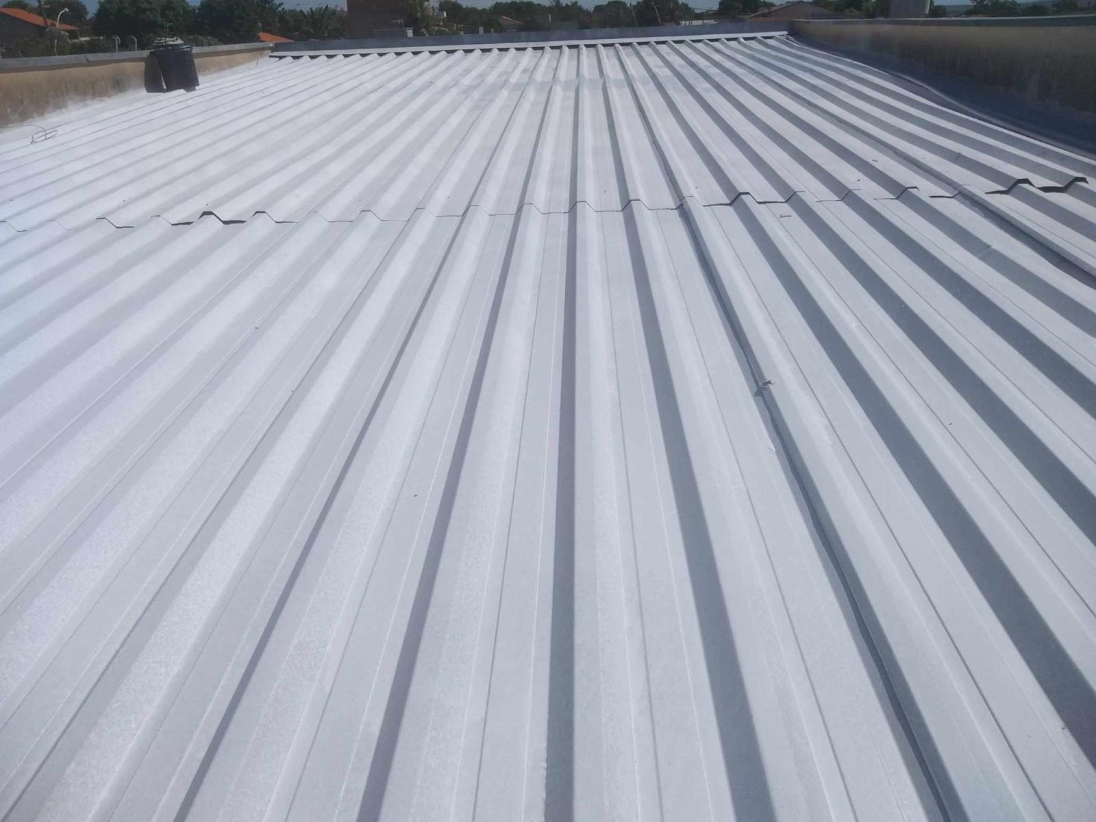 Impermeabilização e isolamento térmico, para telhados e coberturas expostas.