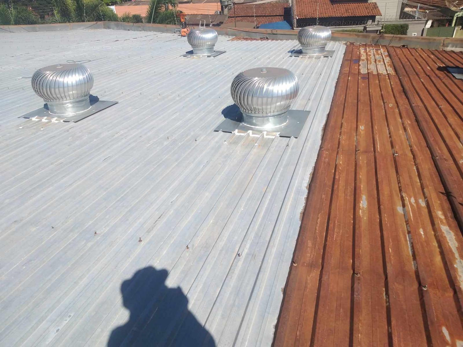 Impermeabilização e isolamento térmico, para telhados e coberturas expostas.