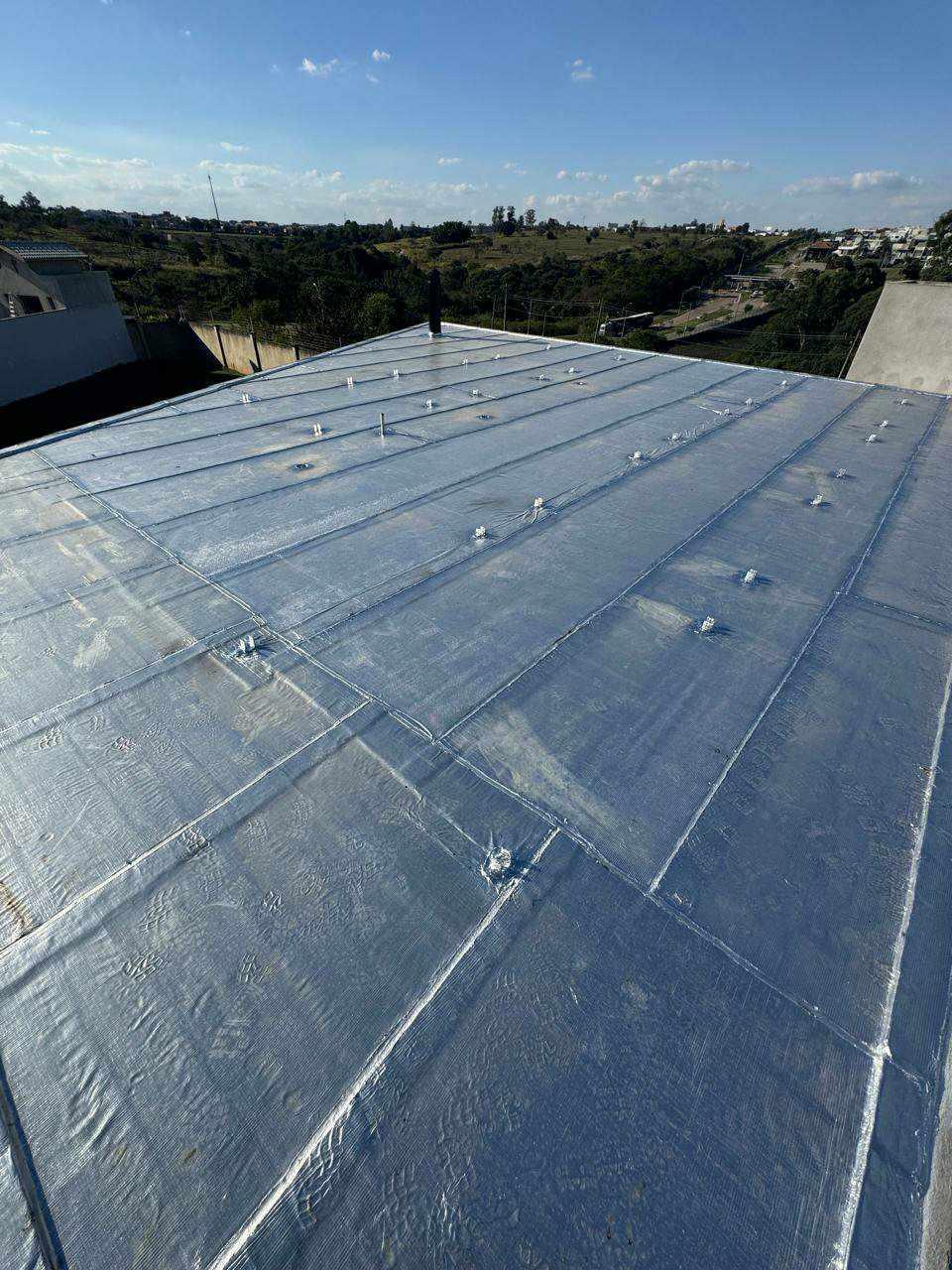 Impermeabilização de lajes e coberturas expostas com manta asfáltica aluminada.