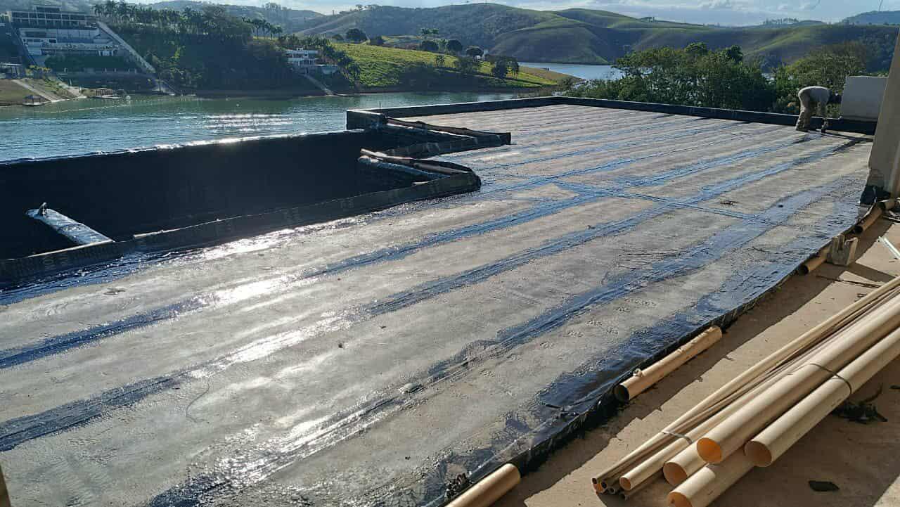 Impermeabilização de laje com manta asfáltica e calada com asfalto quente. 