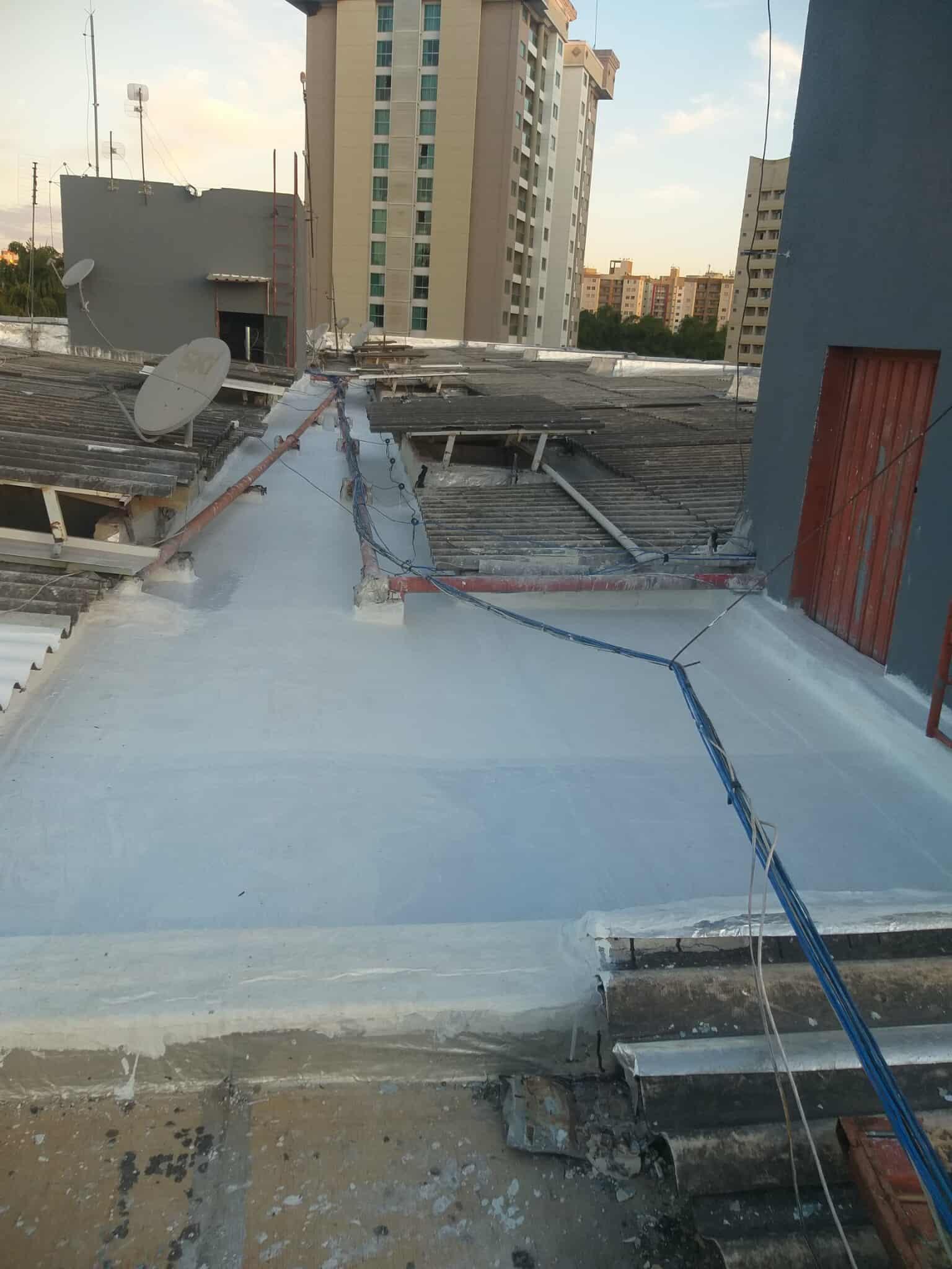 Impermeabilização e isolamento térmico, para telhados e coberturas expostas.