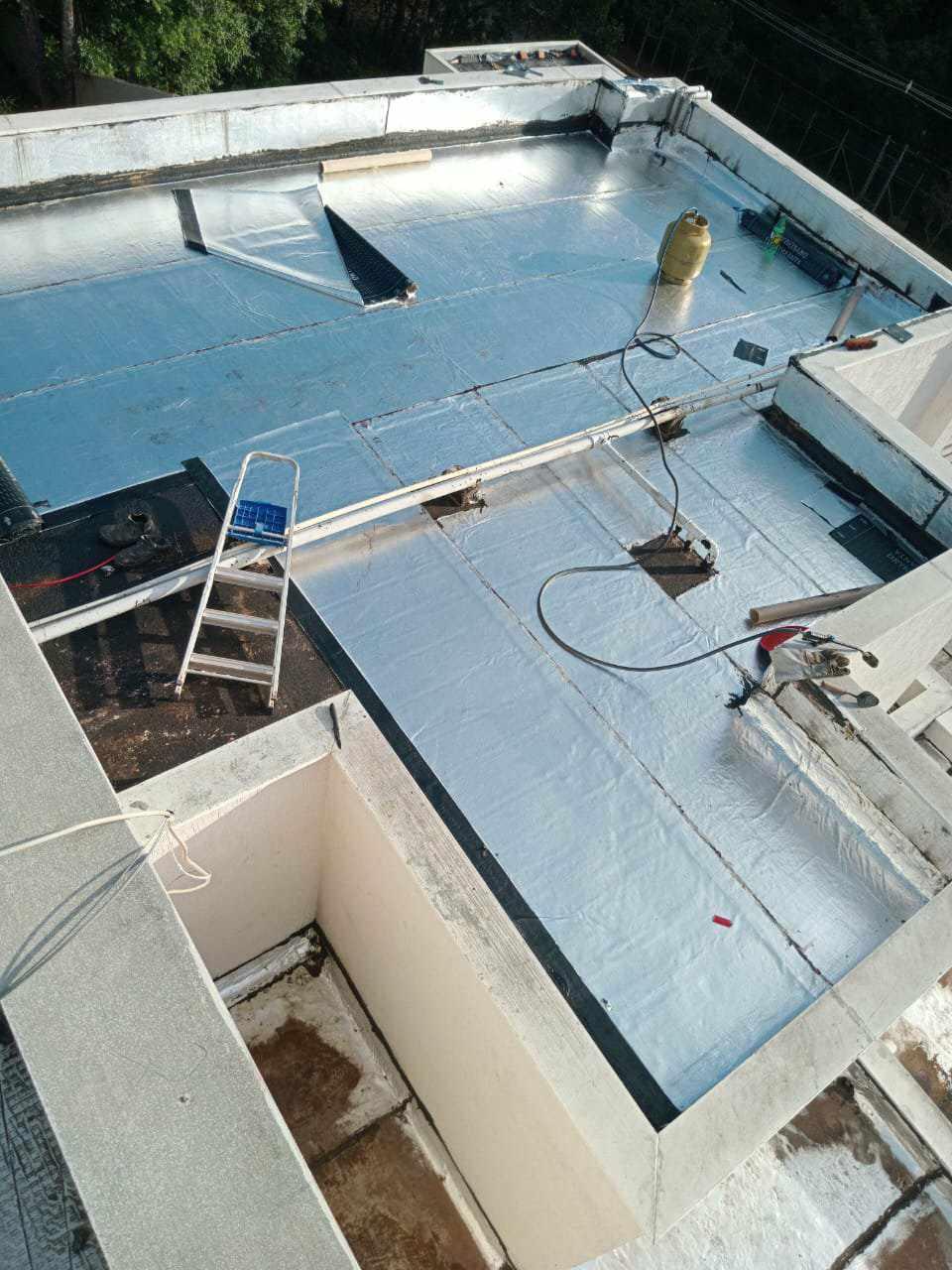 Impermeabilização e isolamento térmico, para telhados e coberturas expostas com manta asfáltica aluminada.