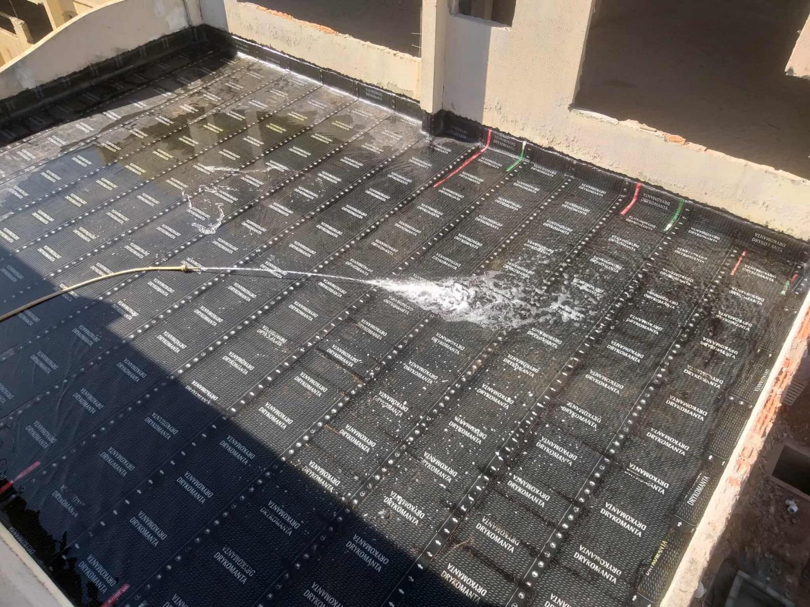 Impermeabilização de laje com manta asfáltica.