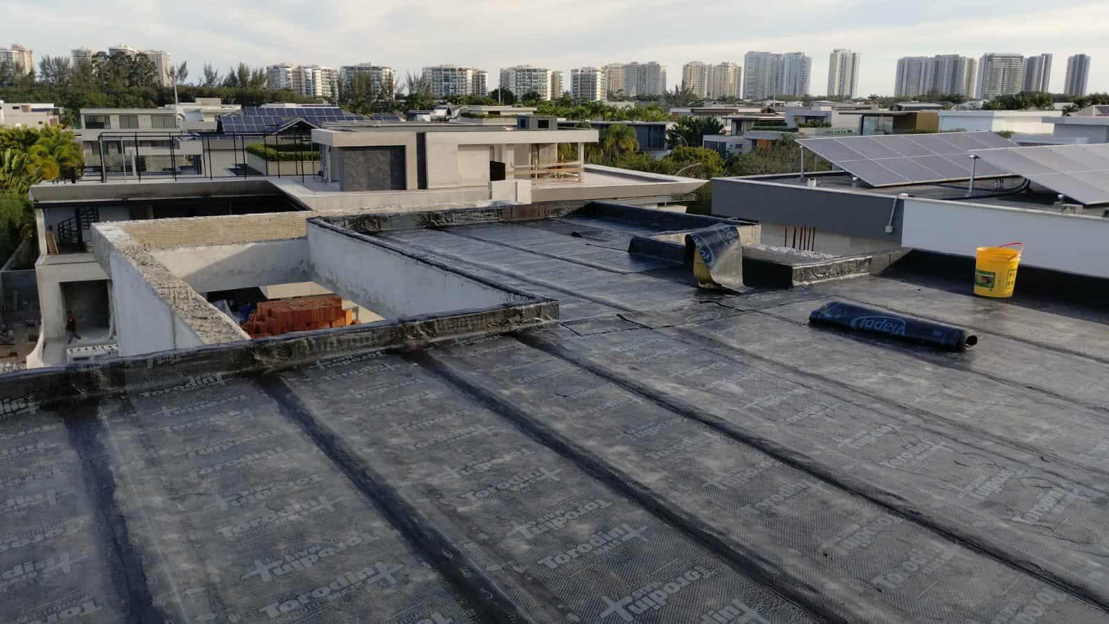 Impermeabilização de laje com manta asfáltica.