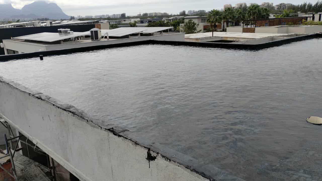 Impermeabilização de laje com manta asfáltica.