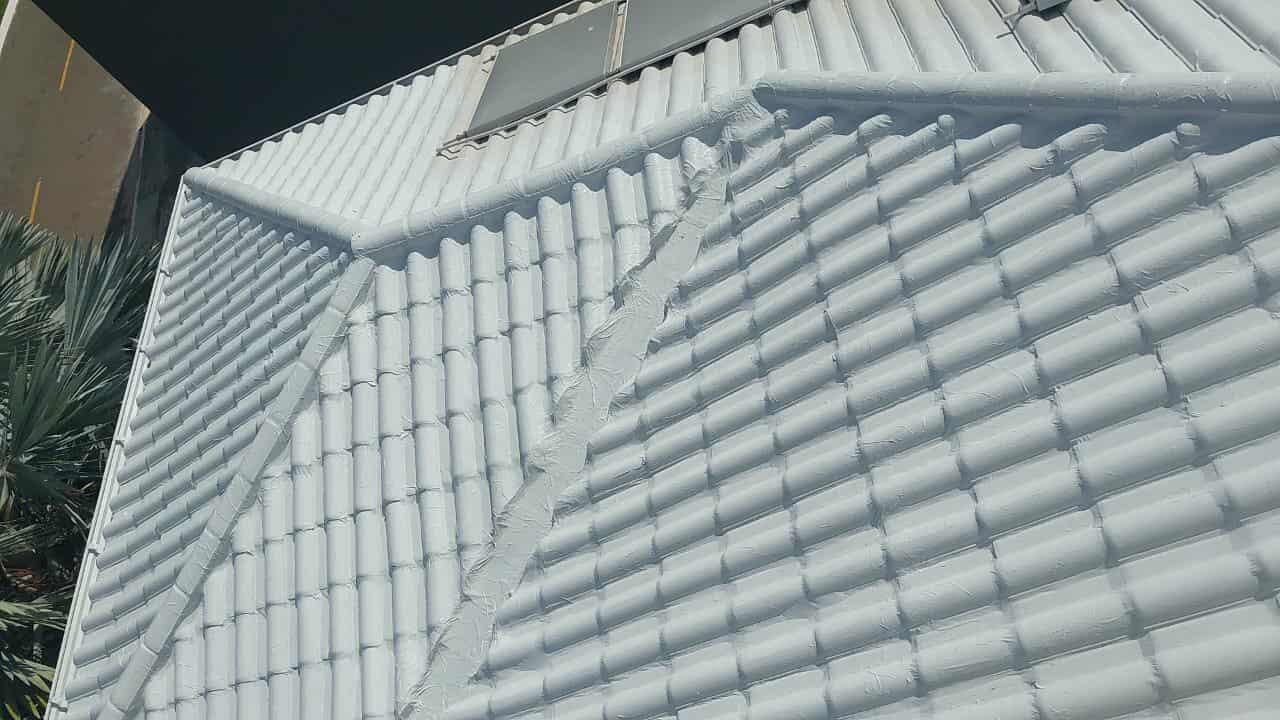 Impermeabilização e isolamento térmico, para telhados e coberturas expostas.