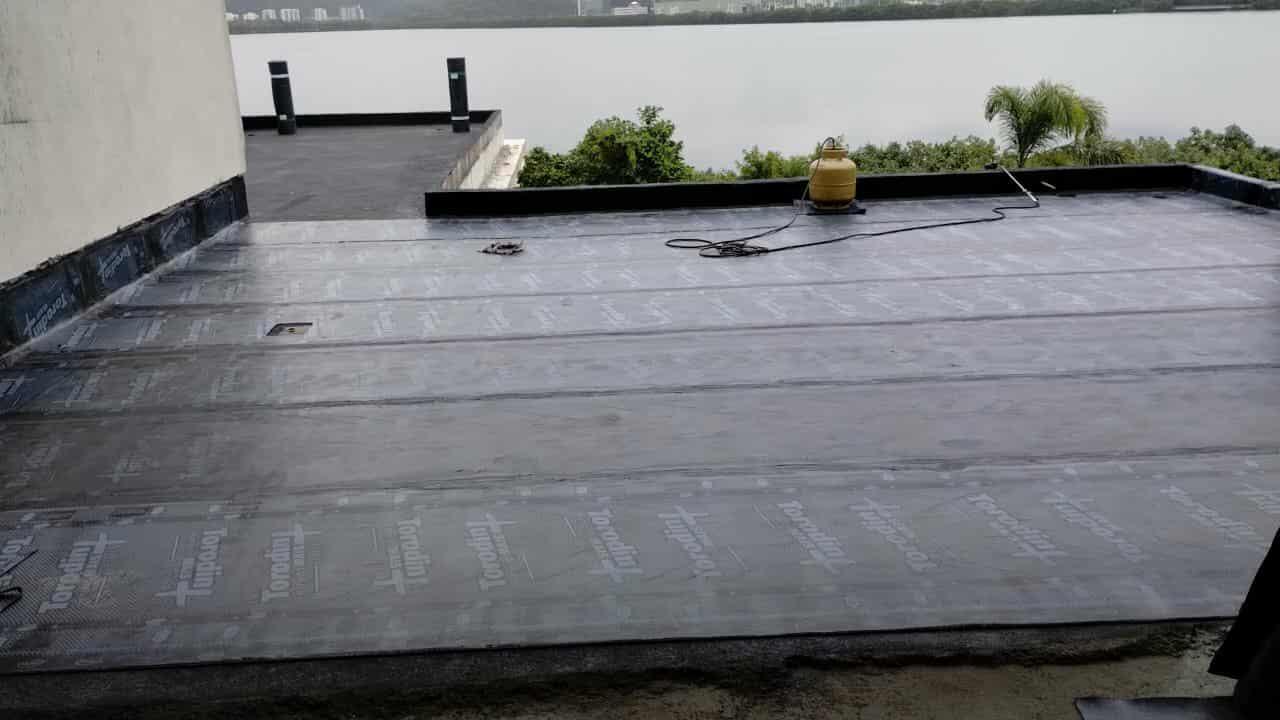 Impermeabilização de laje com manta asfáltica.