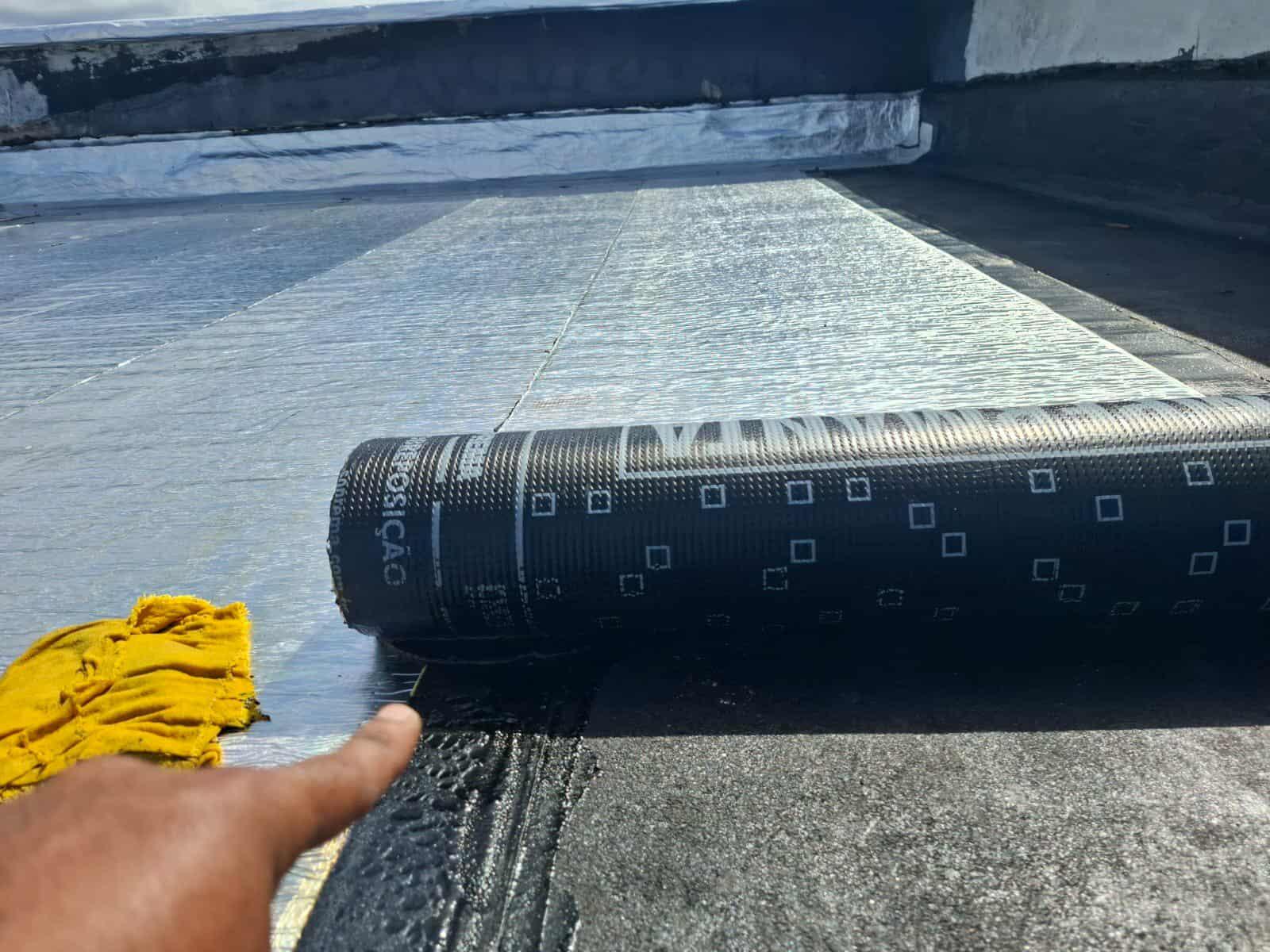 Impermeabilização e isolamento térmico, para telhados e coberturas expostas.