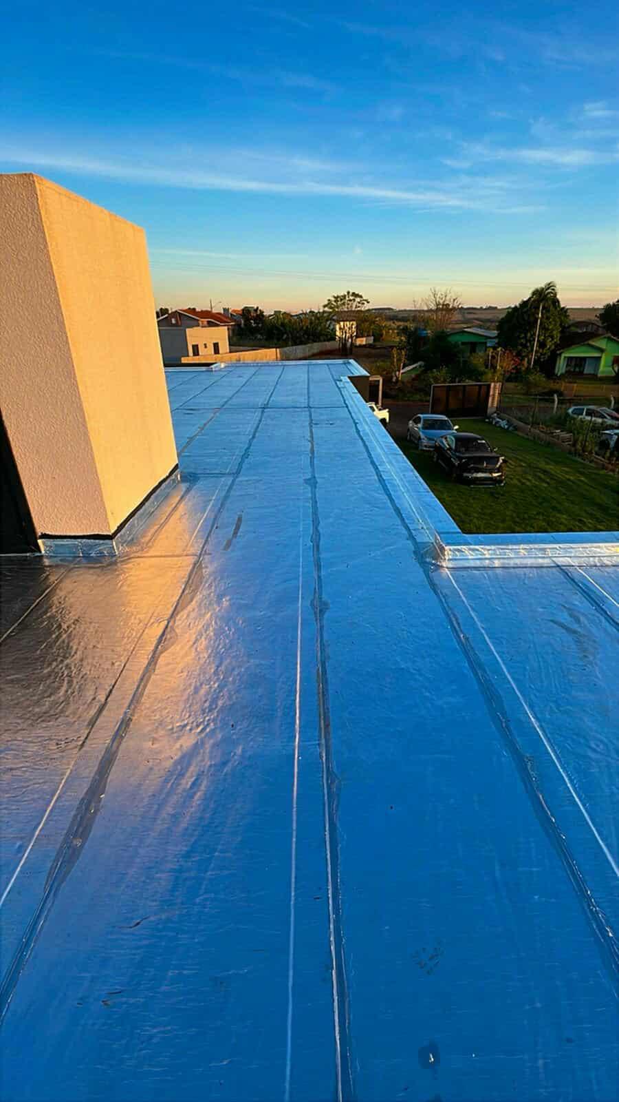 Impermeabilização e isolamento térmico, para telhados e coberturas expostas com manta asfáltica aluminada.