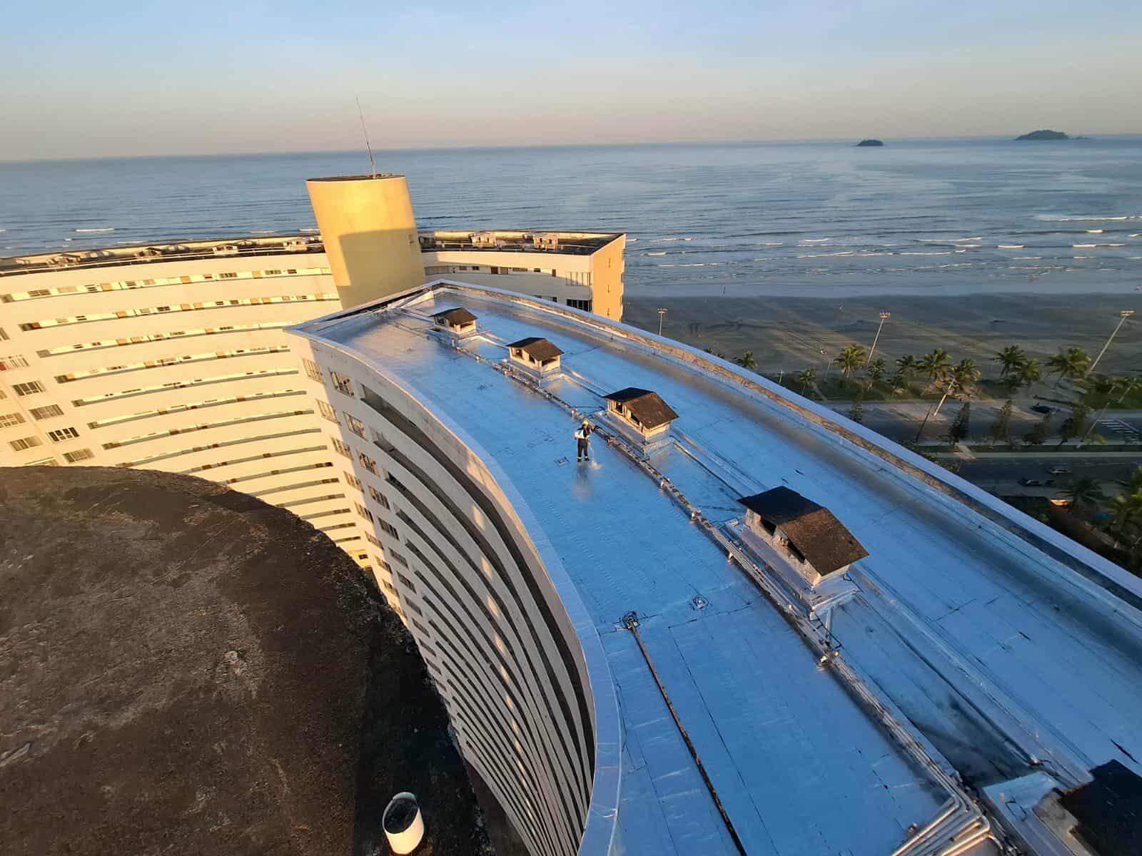 Impermeabilização de lajes e coberturas expostas.