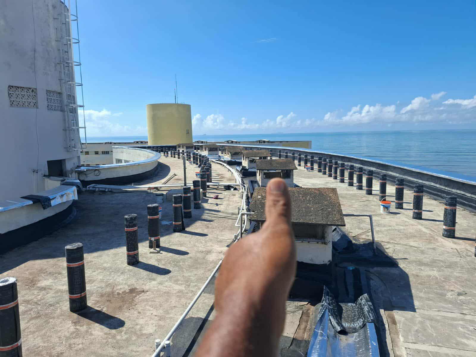 Impermeabilização de lajes e coberturas expostas com manta asfáltica aluminada.